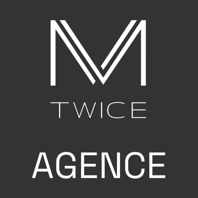 Logo M-Twice Agence | Lettres blanches fond gris