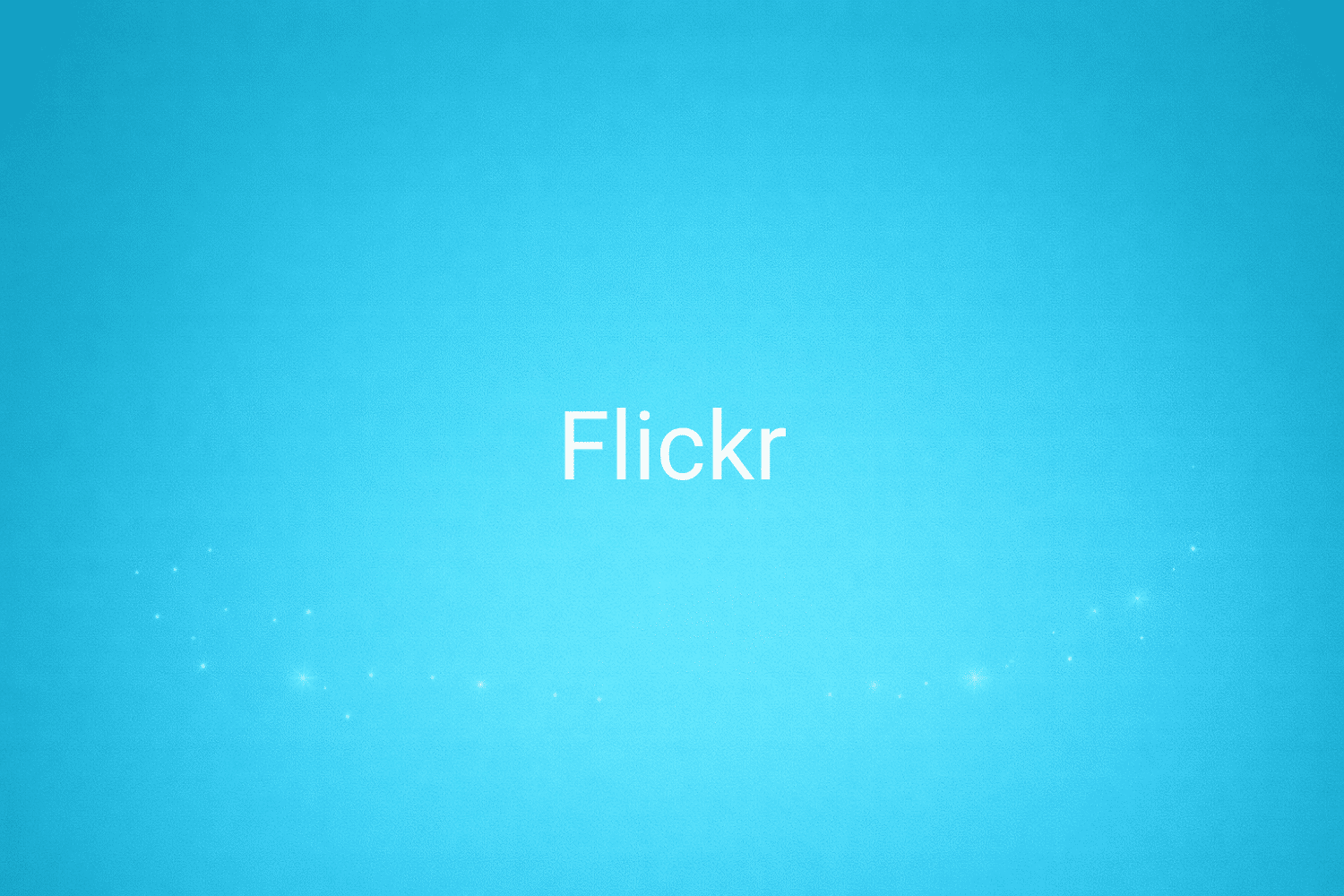 Illustration minimaliste sur fond bleu avec texte "Flickr", définition liée à la catégorie Marketing de contenus du glossaire marketing de M-Twice