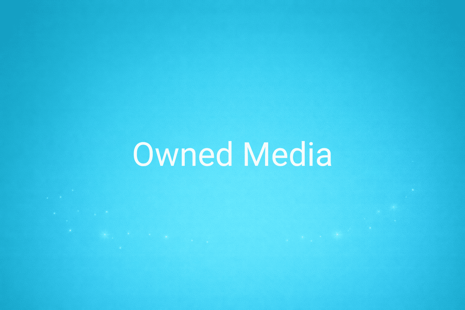 Illustration minimaliste sur fond bleu avec texte "Owned Media", définition liée à la catégorie Stratégie Marketing du glossaire marketing de M-Twice