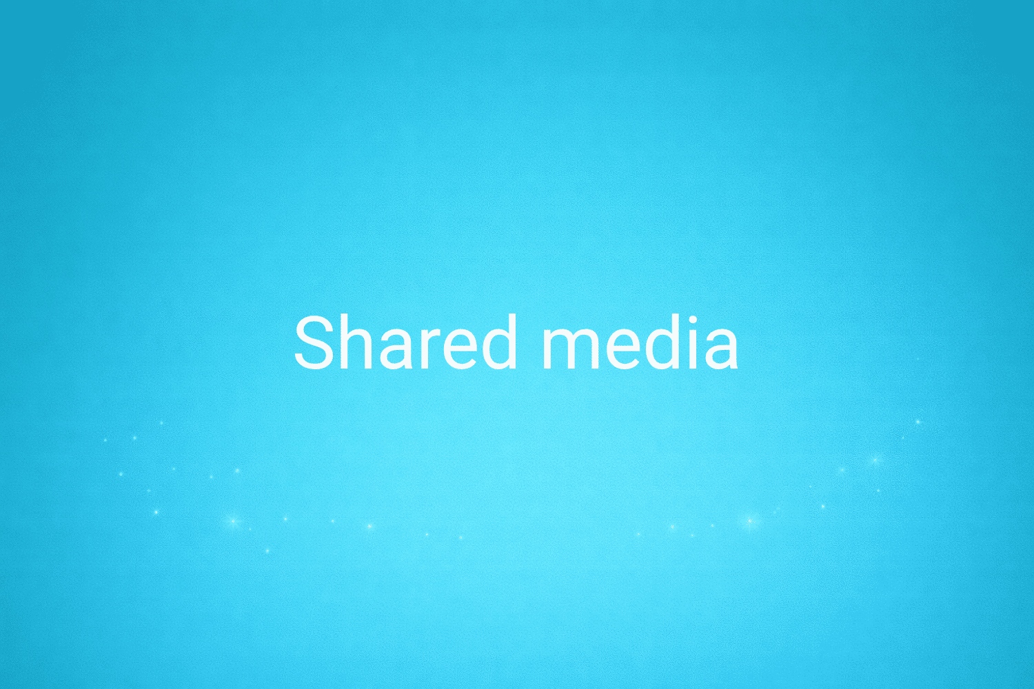 Illustration minimaliste sur fond bleu avec texte "Shared media", définition liée à la catégorie Stratégie Marketing du glossaire marketing de M-Twice